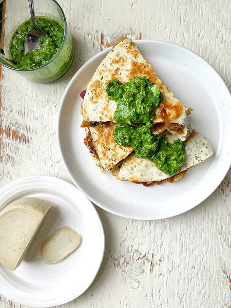 Quesadilla crémeuse aux champignons avec pesto de coriandre