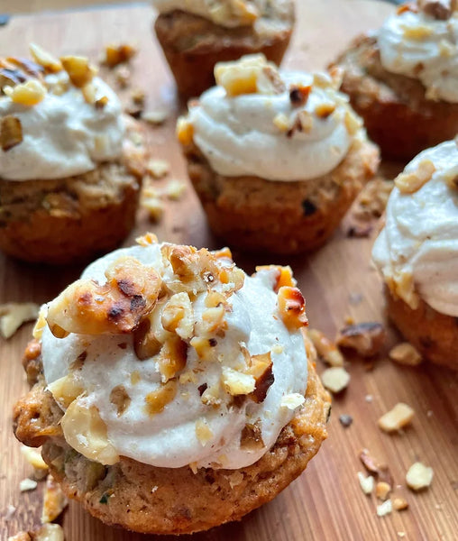 Muffins végétaliens aux courgettes avec glaçage au fromage à la crème