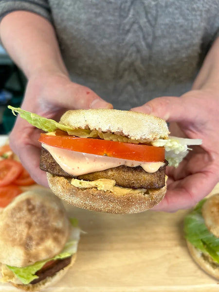 Sandwich au petit-déjeuner avec tofu mariné