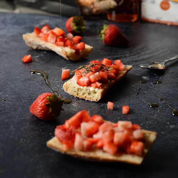 Bruschetta aux fraises et au brie