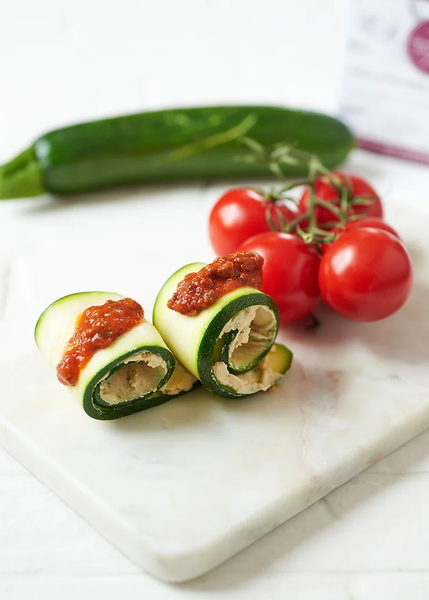 Roulés de courgettes crues avec sauce marinara