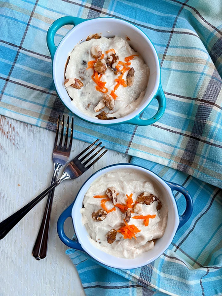 Gâteau aux carottes et flocons d'avoine avec glaçage au fromage à la crème et à l'érable