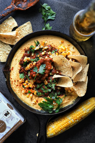 Chili aux lentilles et aux fèves au lard avec trempette tiède au fromage et à la bière