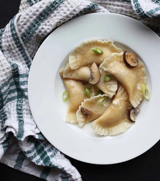 Perogies de pommes de terre et cheddar de pub de Monika