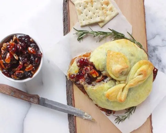 Brie en croûte végétalien avec sauce aux canneberges épicée