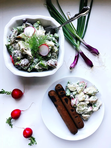 Salade de pommes de terre pique-nique avec une sauce à l'aneth piquante