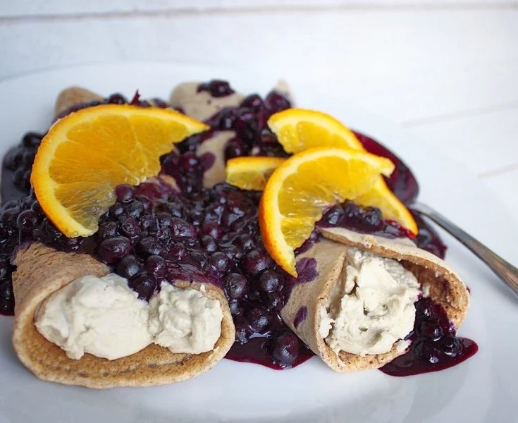 Crêpes au fromage avec sauce aux bleuets et aux agrumes