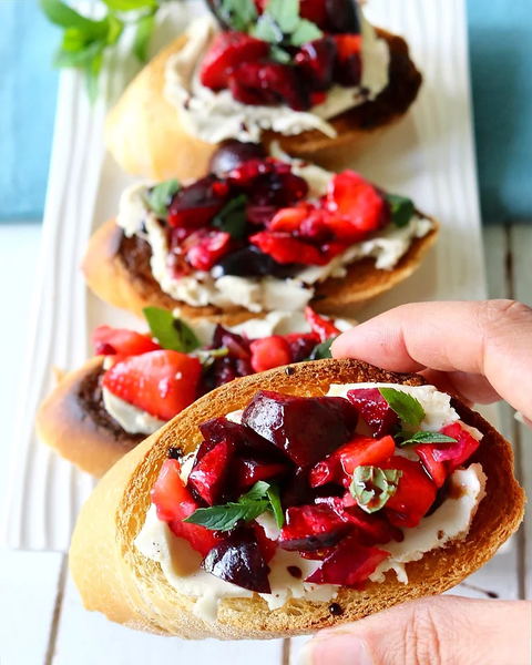 Bruschetta aux fraises et cerises