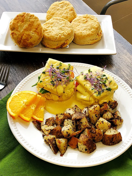 Biscuits au fromage du chef Mel Bouden avec sauce hollandaise végétalienne