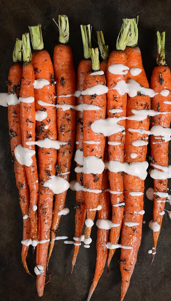 Carottes rôties et glaçage au fromage vegan