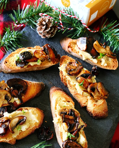 Bruschetta aux champignons et à l'ail rôti