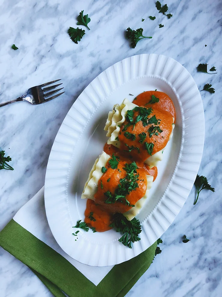 Roulés de lasagne à la sauce béchamel à la citrouille