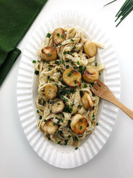 Pétoncles végétaliens aux champignons et fettuccine Alfredo