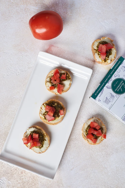 Crostini à l'ail avec fromage à la crème végétal, pesto et tomates en dés