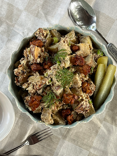 Salade de pommes de terre rôties avec crumble de bacon à l'aneth et au tempeh